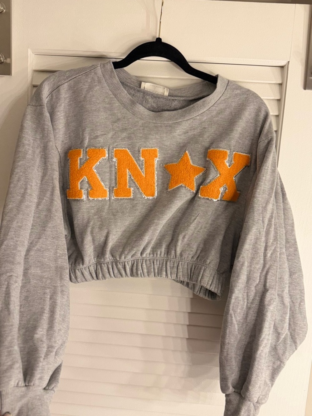 Zenana Outfitters Gray Cropped Sweatshirt with Orange KN★X